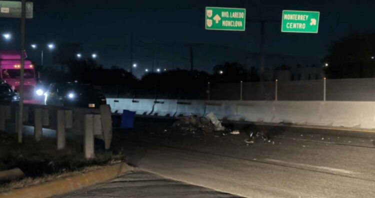 Motociclista muere al derrapar y ser atropellado por un camión en el Libramiento Noreste de García, NL