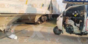 Motociclista que vendía fruta sobrevive a impacto de tren en Altamira, Tamaulipas