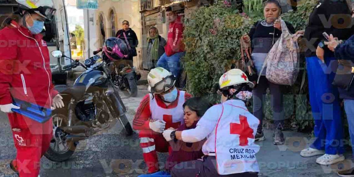 Motociclista resulta lesionada tras perder el control por microbús en Ciudad Victoria, Tamaulipas
