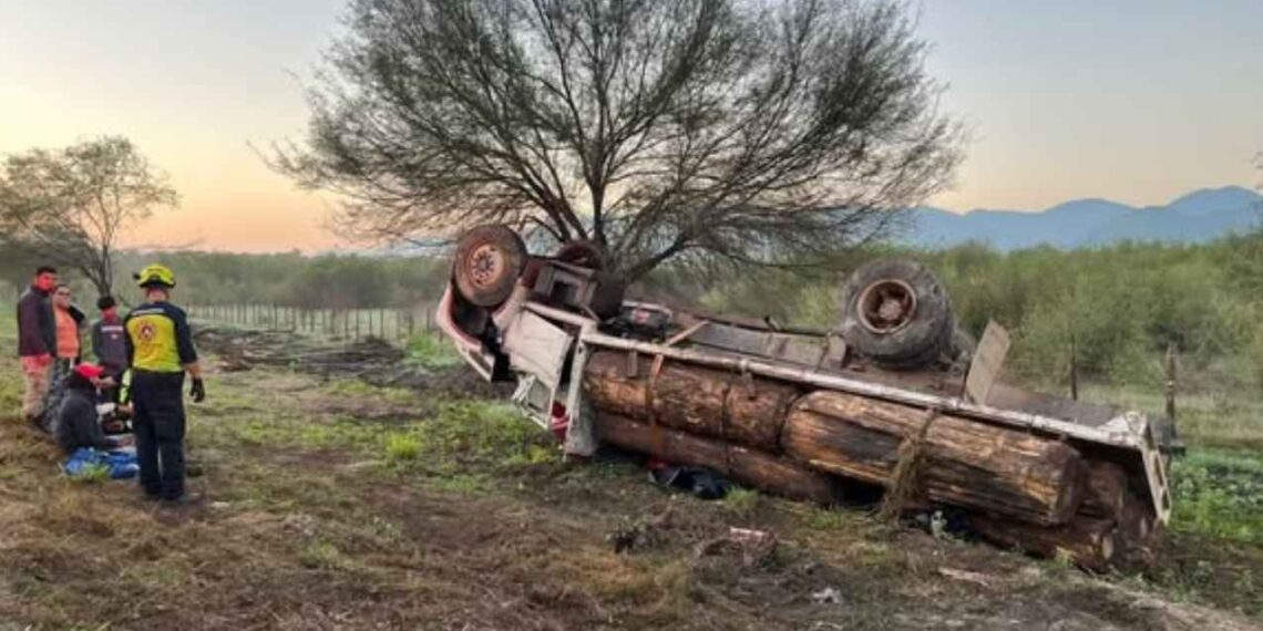 Muere tras volcadura de camión en la Interejidal