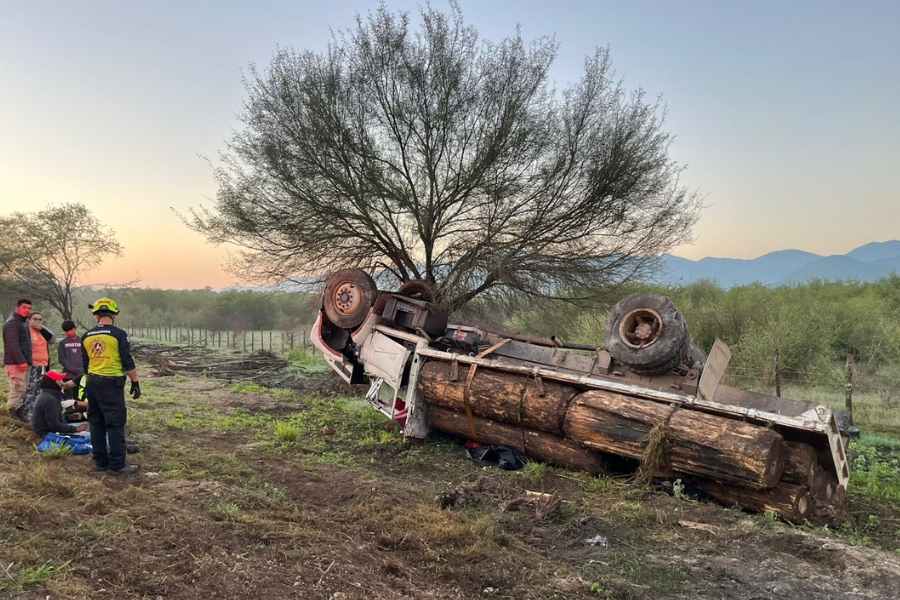 Muere tras volcadura de camión en la Interejidal (1)