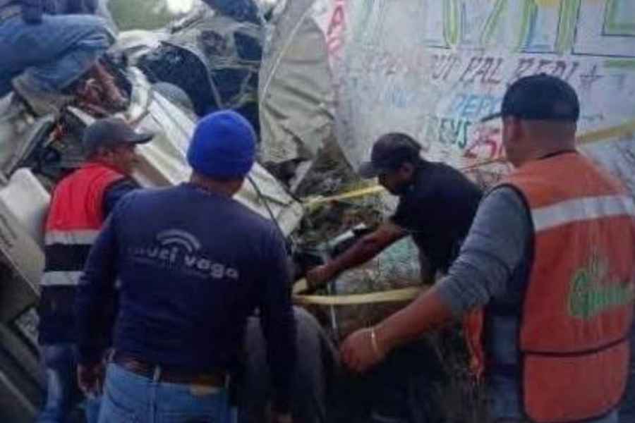 Mueren dos niños y su padre en accidente carretero de San Luis Potosí