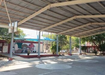 Normal J. Guadalupe en Matamoros, Tamaulipas inicia diciembre con tradicional encendido navideño.