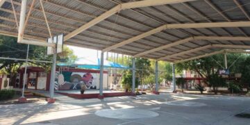 Normal J. Guadalupe en Matamoros, Tamaulipas inicia diciembre con tradicional encendido navideño.