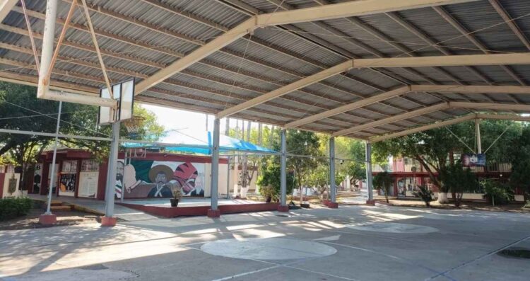 Normal J. Guadalupe en Matamoros, Tamaulipas inicia diciembre con tradicional encendido navideño.