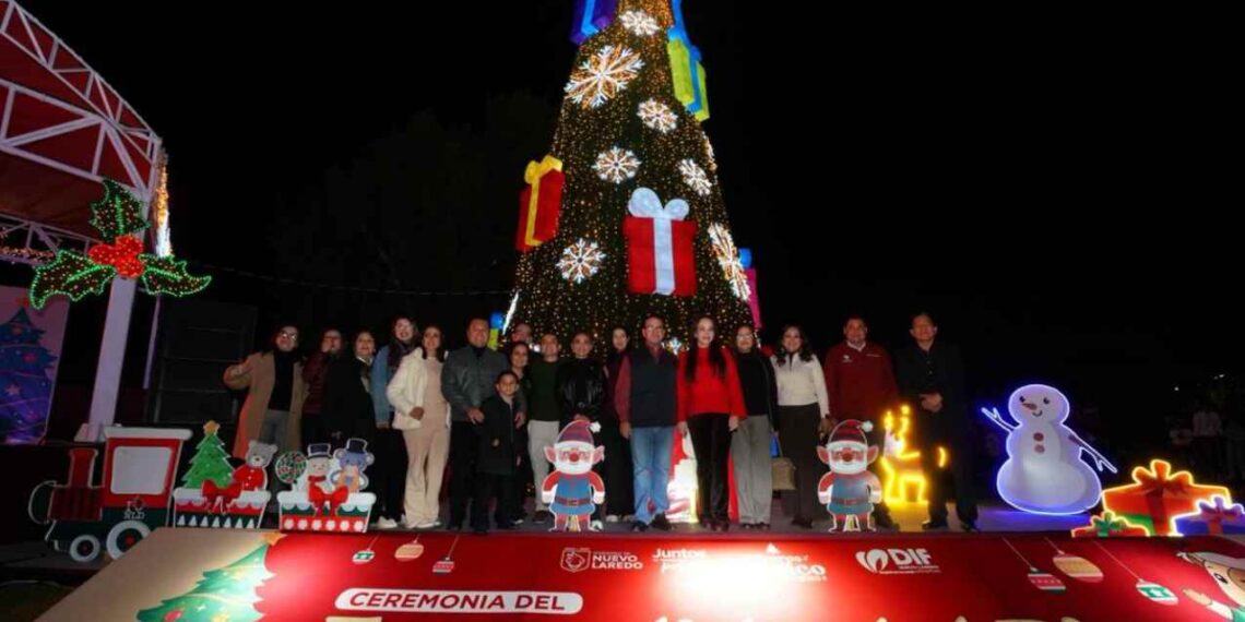 Nuevo Laredo con el monumental pino navideño (1)