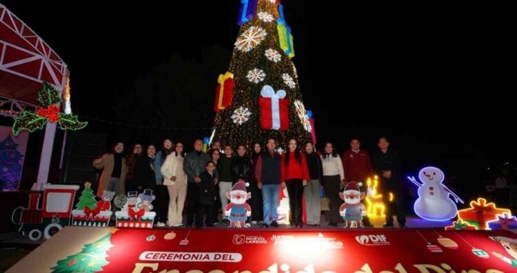 Nuevo Laredo con el monumental pino navideño (1)