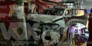 Patrulla de la Guardia Estatal choca contra vehículo estacionado y poste en Altamira, Tamaulipas; una oficial resultó herida