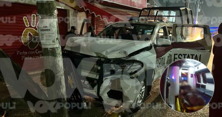 Patrulla de la Guardia Estatal choca contra vehículo estacionado y poste en Altamira, Tamaulipas; una oficial resultó herida