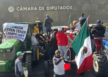 Protestan campesinos con sus tractores en la Cámara de Diputados por Ley de Aguas