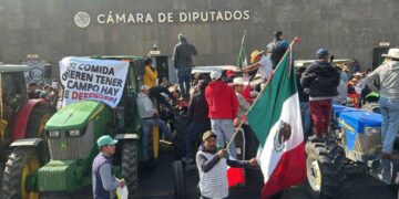 Protestan campesinos con sus tractores en la Cámara de Diputados por Ley de Aguas