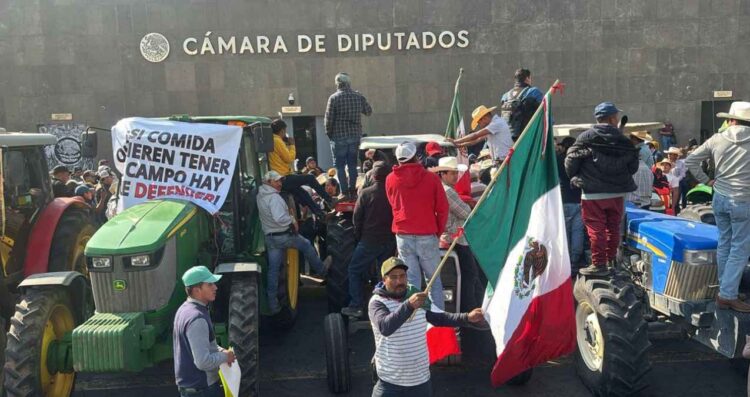 Protestan campesinos con sus tractores en la Cámara de Diputados por Ley de Aguas