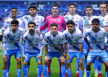 Puebla confirma cuatro bajas clave rumbo al Clausura 2026.  Actualmente, el Club de Futbol Puebla vive días de movimiento y ajustes internos. Como parte de su reestructuración para el próximo Torneo Clausura 2026, la directiva poblana anunció la salida de cuatro jugadores que formaron parte del plantel en el último año futbolístico. Puebla confirma varias bajas pensando en un mejor Clausura 2026 A través de redes sociales oficiales, La Franja del Puebla agradeció a los jugadores Jesús Rivas, Juan Fedorco, Efraín Orona y Ricardo Marín por su paso por el club. El equipo del Puebla, que además figura como principal candidato a pagar la multa de 80 millones de pesos por su bajo desempeño en los últimos tres años, expresó su reconocimiento al trabajo de cada uno. Entre sus principales bajas destaca la del delantero mexicano Ricardo Marín, conocido como 4K por marcar el gol cuatro mil de las Chivas. En su despedida del Club de Futbol Puebla, compartió un mensaje emotivo hacia la institución y la afición: “Puebla, gracias por abrazarme como uno de los suyos. Este año me transformó, me hizo más fuerte y me regaló momentos que voy a llegar conmigo toda la vida. A la afición, al club y a mis compañeros: gracias por hacerme sentir en casa. Siempre serán parte de mi historia”, expresó en sus redes sociales. Ricardo Marín, de 26 años, arribó en enero de 2025 tras un préstamo por un año con Chivas. Nacido en la Ciudad de México el 18 de marzo de 1998, el jugador logró hacerse de un lugar en el once titular y compartió la delantera con Emiliano Gómez. En el caso de Jesús Rivas, el lateral derecho volverá a Pumas después de un año cedido, ya que Puebla no hizo válida la opción de compra. Misma situación que el argentino Juan Manuel Fedorco, quien también concluyó su préstamo y retornará al Club Atlético Independiente. De igual manera, Efraín Orona, defensa de 26 años originario de Chihuahua, se despide del equipo tras llegar en 2023. Formado en Pachuca, también pasó por los clubes de Atlético San Luis y Mazatlán antes de su etapa en Puebla. Una nueva etapa bajo Albert Espigares Al día de hoy, el equipo poblano trabaja actualmente en su pretemporada bajo la dirección de Albert Espigares López. El objetivo inmediato es construir un plantel competitivo que les permita dejar atrás el complicado Apertura 2025, torneo en el que terminaron en último lugar con 12 puntos, resultado de tres triunfos, tres empates y 11 derrotas. El principal reto para La Franja poblana es mayúsculo, pero la directiva y el cuerpo técnico buscan consolidar una nueva base que les permita competir en el próximo torneo de la Liga MX