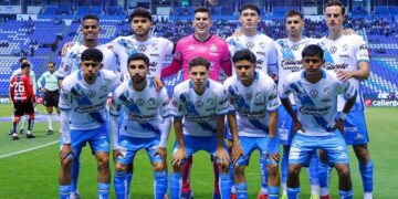 Puebla confirma cuatro bajas clave rumbo al Clausura 2026.  Actualmente, el Club de Futbol Puebla vive días de movimiento y ajustes internos. Como parte de su reestructuración para el próximo Torneo Clausura 2026, la directiva poblana anunció la salida de cuatro jugadores que formaron parte del plantel en el último año futbolístico. Puebla confirma varias bajas pensando en un mejor Clausura 2026 A través de redes sociales oficiales, La Franja del Puebla agradeció a los jugadores Jesús Rivas, Juan Fedorco, Efraín Orona y Ricardo Marín por su paso por el club. El equipo del Puebla, que además figura como principal candidato a pagar la multa de 80 millones de pesos por su bajo desempeño en los últimos tres años, expresó su reconocimiento al trabajo de cada uno. Entre sus principales bajas destaca la del delantero mexicano Ricardo Marín, conocido como 4K por marcar el gol cuatro mil de las Chivas. En su despedida del Club de Futbol Puebla, compartió un mensaje emotivo hacia la institución y la afición: “Puebla, gracias por abrazarme como uno de los suyos. Este año me transformó, me hizo más fuerte y me regaló momentos que voy a llegar conmigo toda la vida. A la afición, al club y a mis compañeros: gracias por hacerme sentir en casa. Siempre serán parte de mi historia”, expresó en sus redes sociales. Ricardo Marín, de 26 años, arribó en enero de 2025 tras un préstamo por un año con Chivas. Nacido en la Ciudad de México el 18 de marzo de 1998, el jugador logró hacerse de un lugar en el once titular y compartió la delantera con Emiliano Gómez. En el caso de Jesús Rivas, el lateral derecho volverá a Pumas después de un año cedido, ya que Puebla no hizo válida la opción de compra. Misma situación que el argentino Juan Manuel Fedorco, quien también concluyó su préstamo y retornará al Club Atlético Independiente. De igual manera, Efraín Orona, defensa de 26 años originario de Chihuahua, se despide del equipo tras llegar en 2023. Formado en Pachuca, también pasó por los clubes de Atlético San Luis y Mazatlán antes de su etapa en Puebla. Una nueva etapa bajo Albert Espigares Al día de hoy, el equipo poblano trabaja actualmente en su pretemporada bajo la dirección de Albert Espigares López. El objetivo inmediato es construir un plantel competitivo que les permita dejar atrás el complicado Apertura 2025, torneo en el que terminaron en último lugar con 12 puntos, resultado de tres triunfos, tres empates y 11 derrotas. El principal reto para La Franja poblana es mayúsculo, pero la directiva y el cuerpo técnico buscan consolidar una nueva base que les permita competir en el próximo torneo de la Liga MX