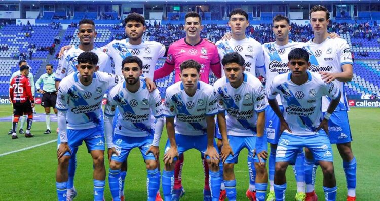Puebla confirma cuatro bajas clave rumbo al Clausura 2026.  Actualmente, el Club de Futbol Puebla vive días de movimiento y ajustes internos. Como parte de su reestructuración para el próximo Torneo Clausura 2026, la directiva poblana anunció la salida de cuatro jugadores que formaron parte del plantel en el último año futbolístico. Puebla confirma varias bajas pensando en un mejor Clausura 2026 A través de redes sociales oficiales, La Franja del Puebla agradeció a los jugadores Jesús Rivas, Juan Fedorco, Efraín Orona y Ricardo Marín por su paso por el club. El equipo del Puebla, que además figura como principal candidato a pagar la multa de 80 millones de pesos por su bajo desempeño en los últimos tres años, expresó su reconocimiento al trabajo de cada uno. Entre sus principales bajas destaca la del delantero mexicano Ricardo Marín, conocido como 4K por marcar el gol cuatro mil de las Chivas. En su despedida del Club de Futbol Puebla, compartió un mensaje emotivo hacia la institución y la afición: “Puebla, gracias por abrazarme como uno de los suyos. Este año me transformó, me hizo más fuerte y me regaló momentos que voy a llegar conmigo toda la vida. A la afición, al club y a mis compañeros: gracias por hacerme sentir en casa. Siempre serán parte de mi historia”, expresó en sus redes sociales. Ricardo Marín, de 26 años, arribó en enero de 2025 tras un préstamo por un año con Chivas. Nacido en la Ciudad de México el 18 de marzo de 1998, el jugador logró hacerse de un lugar en el once titular y compartió la delantera con Emiliano Gómez. En el caso de Jesús Rivas, el lateral derecho volverá a Pumas después de un año cedido, ya que Puebla no hizo válida la opción de compra. Misma situación que el argentino Juan Manuel Fedorco, quien también concluyó su préstamo y retornará al Club Atlético Independiente. De igual manera, Efraín Orona, defensa de 26 años originario de Chihuahua, se despide del equipo tras llegar en 2023. Formado en Pachuca, también pasó por los clubes de Atlético San Luis y Mazatlán antes de su etapa en Puebla. Una nueva etapa bajo Albert Espigares Al día de hoy, el equipo poblano trabaja actualmente en su pretemporada bajo la dirección de Albert Espigares López. El objetivo inmediato es construir un plantel competitivo que les permita dejar atrás el complicado Apertura 2025, torneo en el que terminaron en último lugar con 12 puntos, resultado de tres triunfos, tres empates y 11 derrotas. El principal reto para La Franja poblana es mayúsculo, pero la directiva y el cuerpo técnico buscan consolidar una nueva base que les permita competir en el próximo torneo de la Liga MX