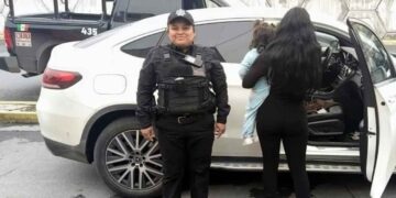 Rescatan a niña de 2 años que se quedó encerrada dentro de una camioneta en Monterrey, NL