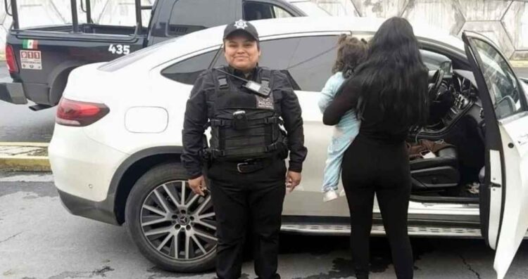 Rescatan a niña de 2 años que se quedó encerrada dentro de una camioneta en Monterrey, NL