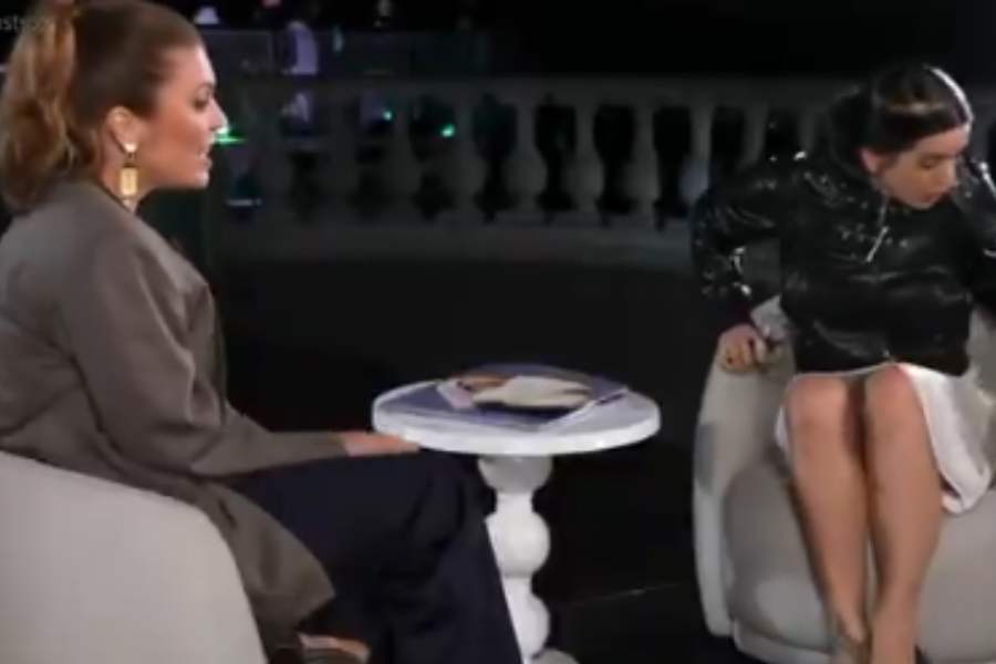 Rosalía interrumpe entrevista por una cucaracha voladora