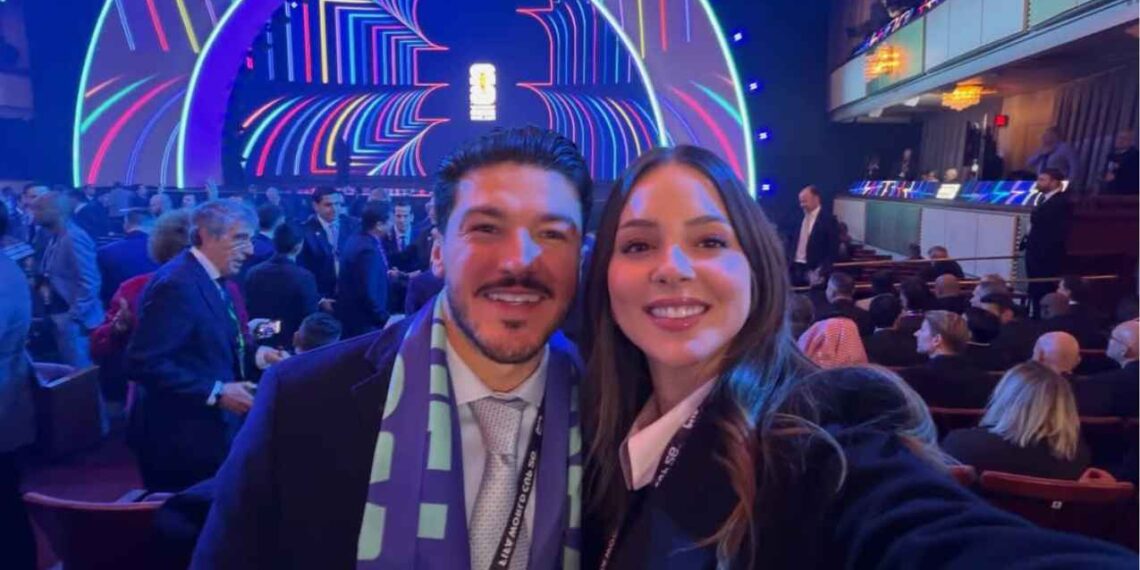Samuel García acude al Sorteo del Mundial 2026 en compañía de su esposa, Mariana Rodríguez