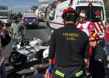 Se registra doble accidente en límites de Monterrey y Santiago; motociclista termina lesionado