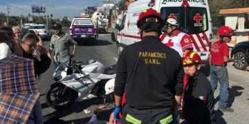 Se registra doble accidente en límites de Monterrey y Santiago; motociclista termina lesionado