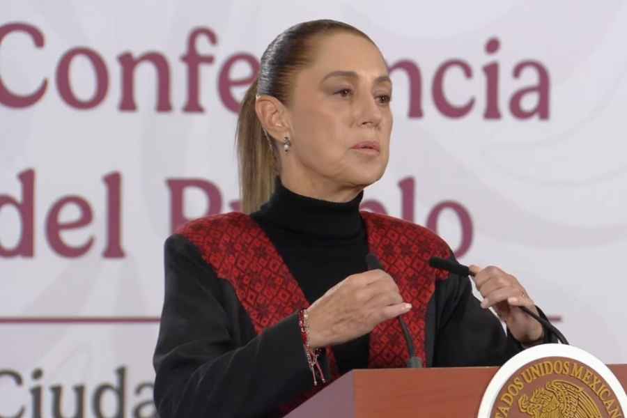 Sheinbaum pide a la ONU a actuar ante intervenciones extranjeras. La presidenta de México, Claudia Sheinbaum Pardo, reafirmó su postura en contra de las intervenciones extranjeras. Luego de que el presidente de Estados Unidos, Donald Trump, afirmara el lunes que su país había atacado una instalación en un muelle de Venezuela, debido a la presunta presencia de barcos cargados de droga. Sheinbaum subraya la importancia de la ONU frente a las intervenciones extranjeras Durante su conferencia de prensa matutina, la mandataria explicó: "Lo que tenemos que decir es que no estamos de acuerdo con las intervenciones y menos militares, eso es la constitución de nuestro país y es lo que vamos a seguir defendiendo." En cuanto a la situación en Venezuela, Sheinbaum fue consultada sobre si debería haber un llamado en la región para respaldar al país sudamericano. Ante esto, respondió: “Pues sí, y como hemos dicho, Naciones Unidas tiene que tomar un papel más protagónico en estos casos.” Cabe recordar que, desde octubre, Trump confirmó que autorizó a la CIA realizar operaciones encubiertas en Venezuela.