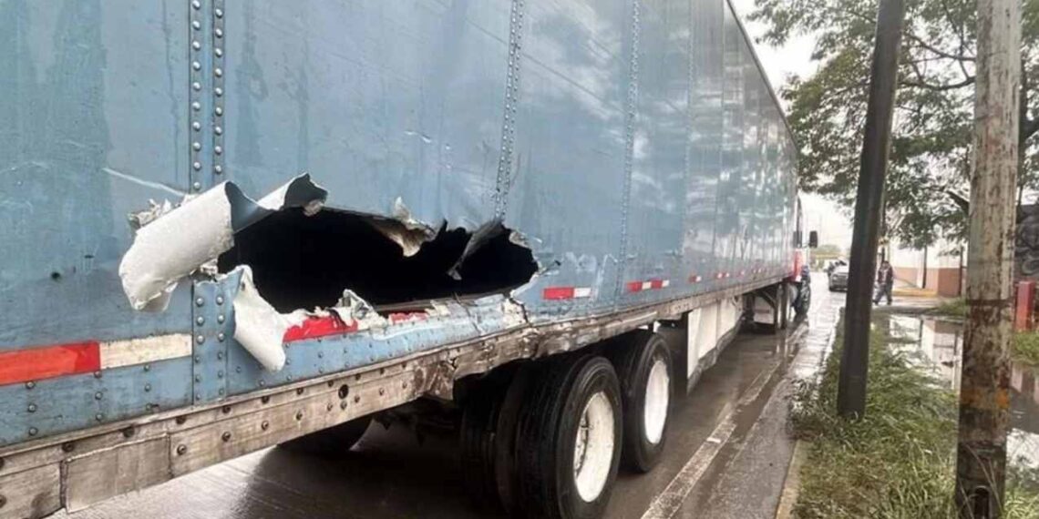Tráiler impacta vagón en San Nicolás