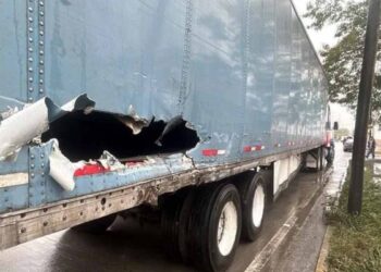 Tráiler impacta vagón en San Nicolás