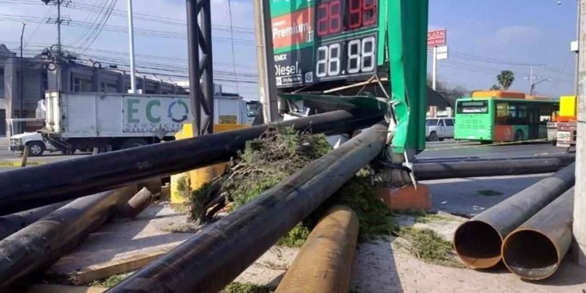 Tráiler pierde carga en Apodaca