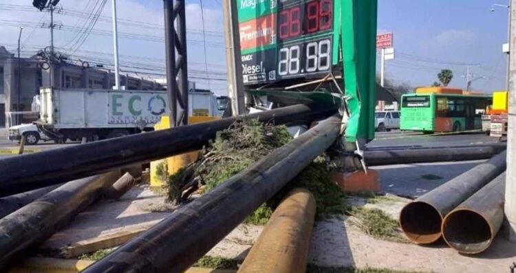 Tráiler pierde carga en Apodaca