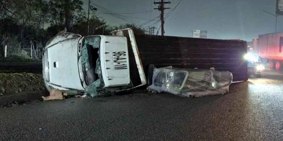 Trailero vuelca en la Carretera a Laredo de Apodaca y le roban sus pertenencias