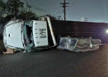 Trailero vuelca en la Carretera a Laredo de Apodaca y le roban sus pertenencias
