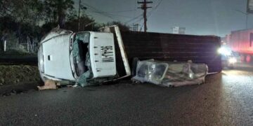 Trailero vuelca en la Carretera a Laredo de Apodaca y le roban sus pertenencias