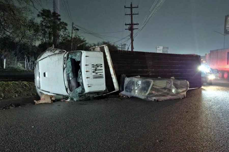 Trailero vuelca en la Carretera a Laredo de Apodaca y le roban sus pertenencias 
