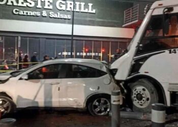 Transporte de personal se queda sin frenos y causa choque múltiple en García, NL