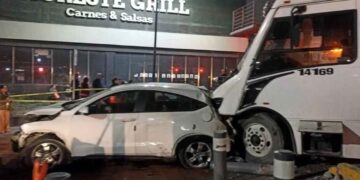 Transporte de personal se queda sin frenos y causa choque múltiple en García, NL