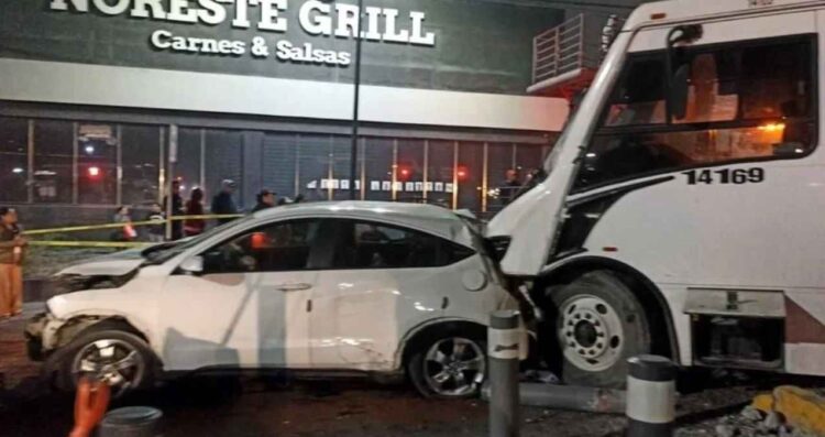 Transporte de personal se queda sin frenos y causa choque múltiple en García, NL