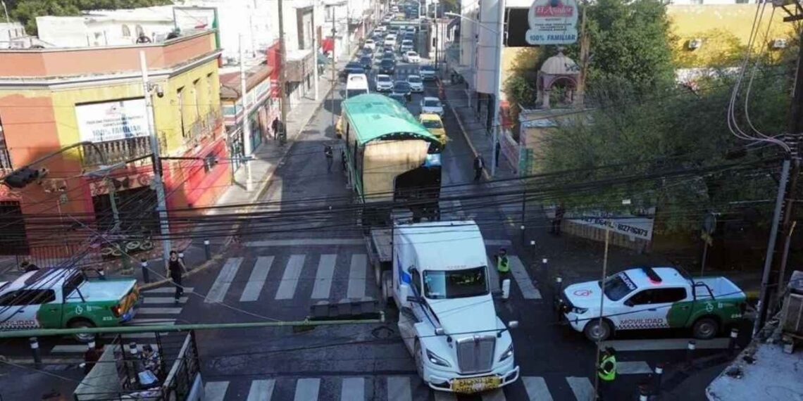 Traslado de vagones del Metro quedan atorados por cables en el Centro de Monterrey, NL