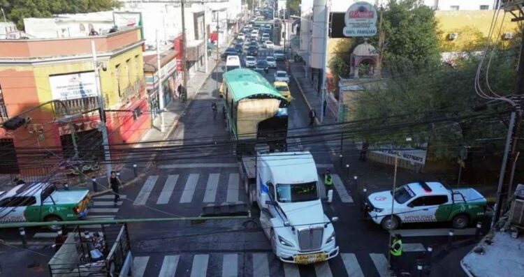 Traslado de vagones del Metro quedan atorados por cables en el Centro de Monterrey, NL