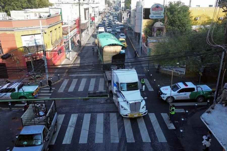 Traslado de vagones del Metro quedan atorados por cables en el Centro de Monterrey, NL