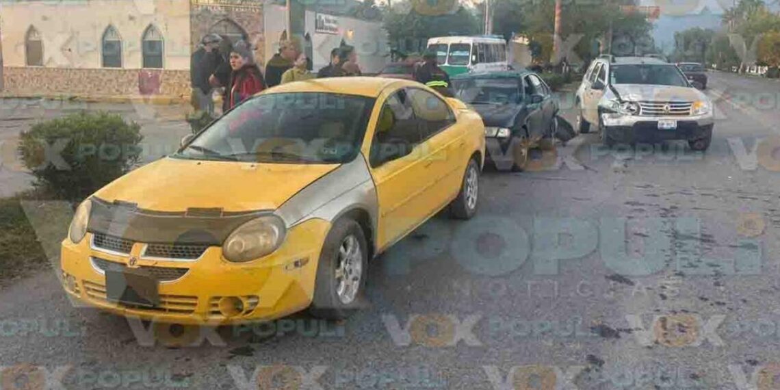 Tres vehículos chocan por alcance y dejan lesionados en calzada de Ciudad Victoria, Tamaulipas