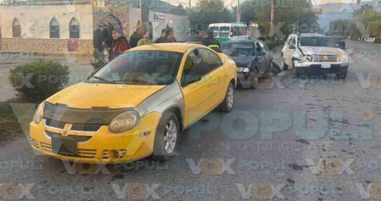 Tres vehículos chocan por alcance y dejan lesionados en calzada de Ciudad Victoria, Tamaulipas