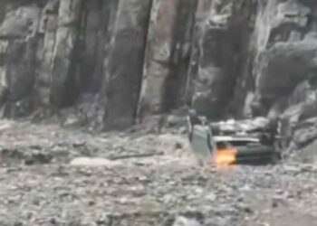 VIDEO| Camioneta cae a barranco y termina volcada en Carretera Linares-Galeana en Nuevo León