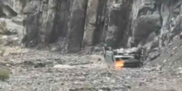 VIDEO| Camioneta cae a barranco y termina volcada en Carretera Linares-Galeana en Nuevo León