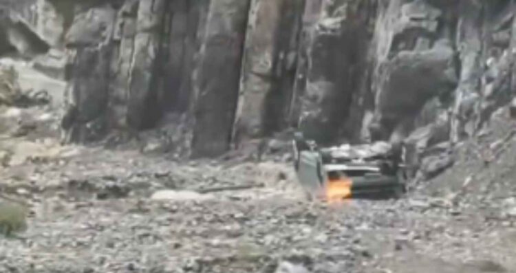 VIDEO| Camioneta cae a barranco y termina volcada en Carretera Linares-Galeana en Nuevo León