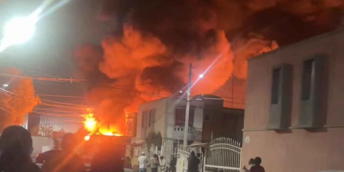 VIDEO| Se registra fuerte incendio en fraccionamiento de Tultepec, Edomex