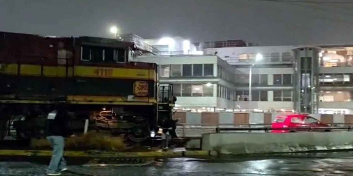 Vehículo queda atorado en las vías tras derrapar y es arrastrado por el tren en Monterrey, NL