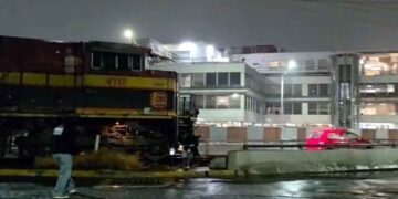 Vehículo queda atorado en las vías tras derrapar y es arrastrado por el tren en Monterrey, NL