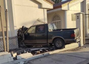 Veloz conductor se impacta contra Iglesia en Río Bravo, Tamaulipas; dejó su camioneta abandonada