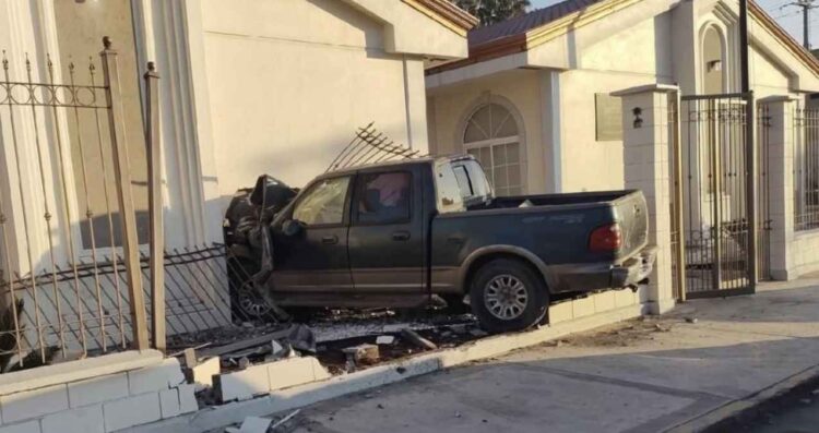 Veloz conductor se impacta contra Iglesia en Río Bravo, Tamaulipas; dejó su camioneta abandonada
